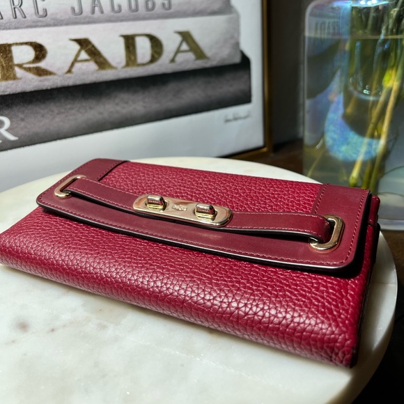COACH Swagger Black Cherry Red
Wallet in Pebble Leather - Picture 9 of 9